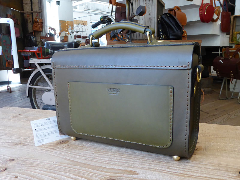 スタッフ松本作「レターショルダー」後面