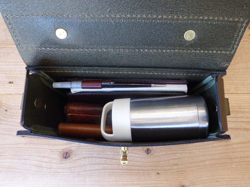 スタッフ松本作「レターショルダー」収納