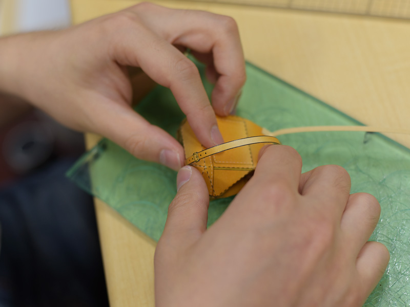 取っ手、ストラップの貼り付け