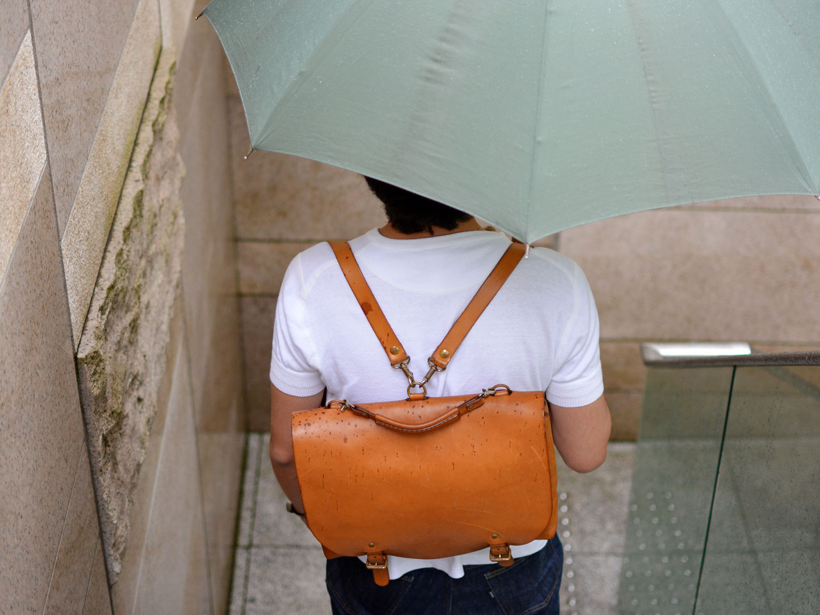 HERZなんでも実験室 Vol.1 雨に濡れた革鞄・革財布！気になる雨染みどうなるの？