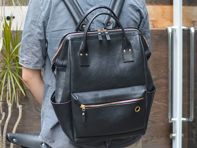 「ファスナー式の口枠リュック」