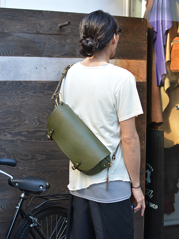 「ギボシ留めボディバッグ」着用