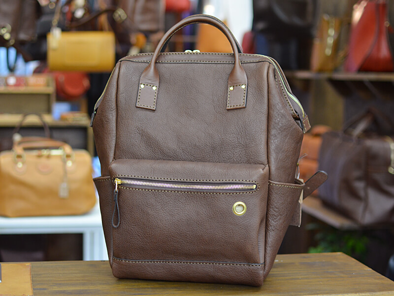 「ファスナー式の口枠リュック」 チョコ