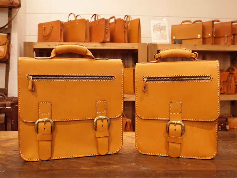 前ベルトが特徴的なこちらの鞄たち