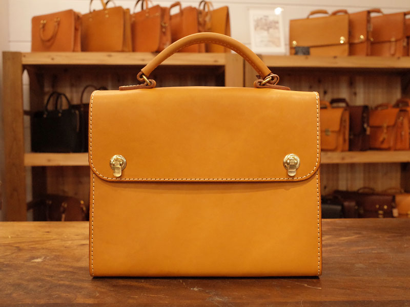 シンプルなデザインで持ちやすいクラシカル鞄