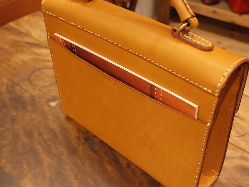 背面ポケットにA4用紙収納