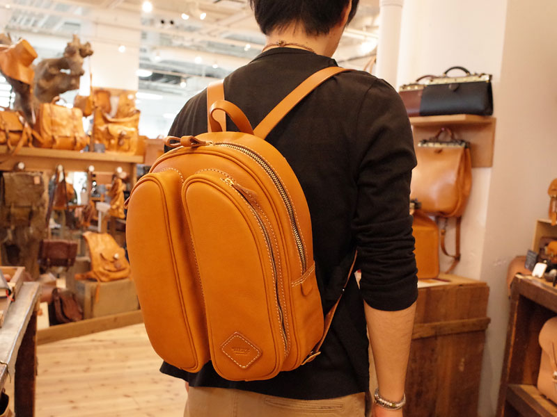 前面に付いた2つのポケットが特徴的なリュック