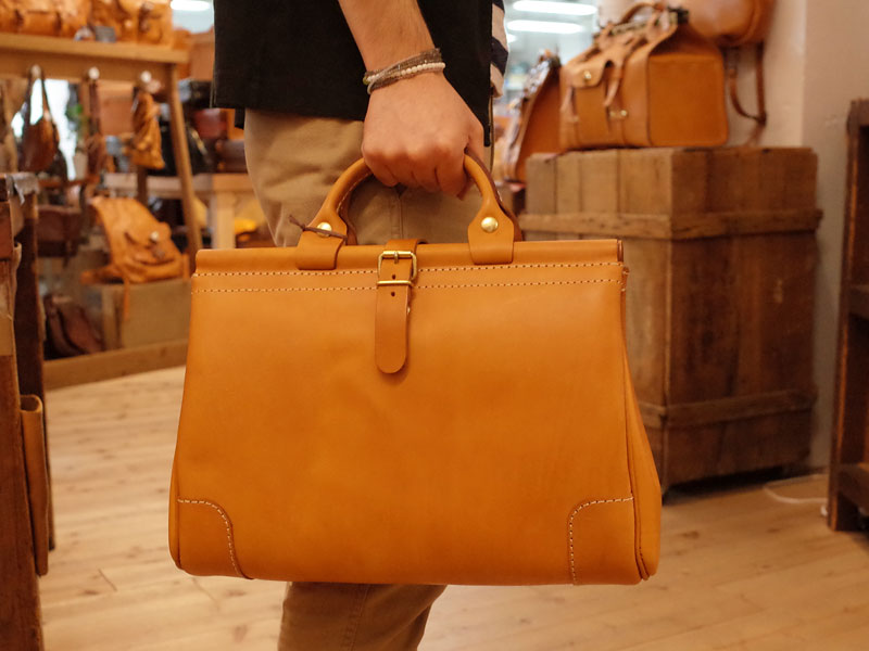 棒屋根仕様のビジネスバッグ