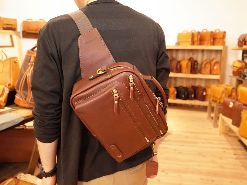 持ち手も付いているミニショルダー2Wayバッグ 着用