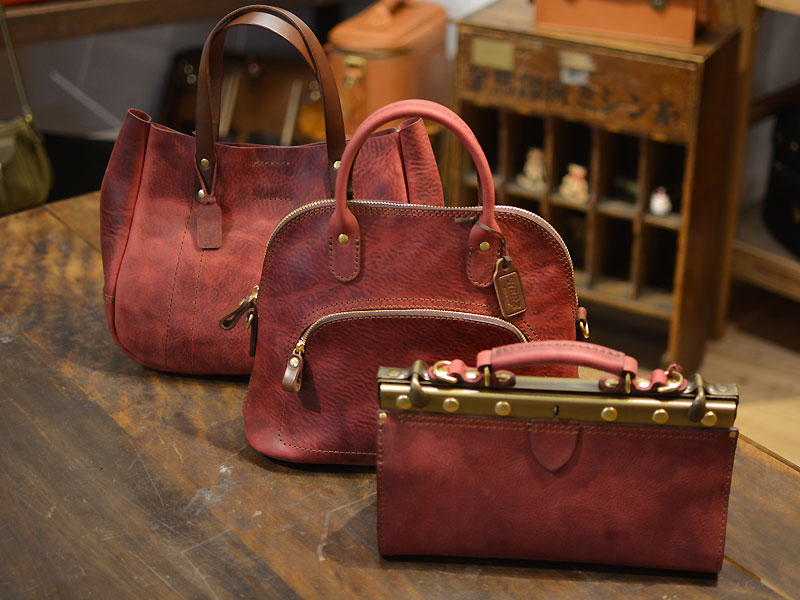 ワインレッドのレディースバッグとコパンタショルダー