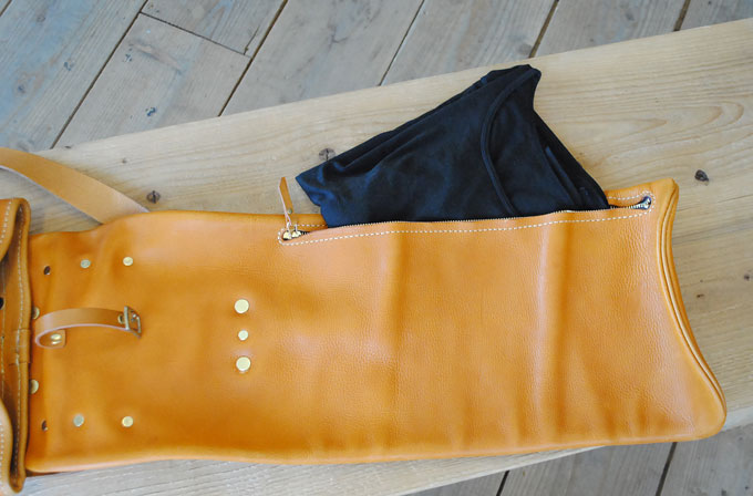 かぶせにはポケットがあり、薄めのTシャツが1枚入ります。