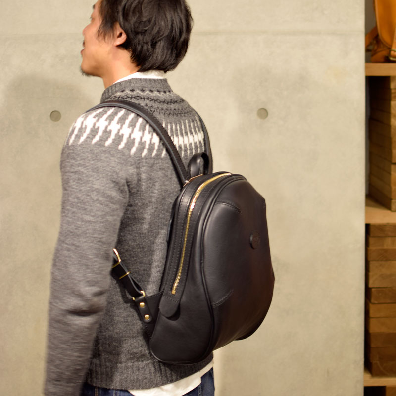 丸みを帯びたフォルムのリュック