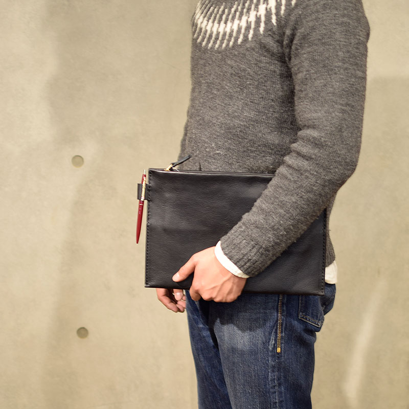 クラッチバッグにもなるインナーバッグ着用