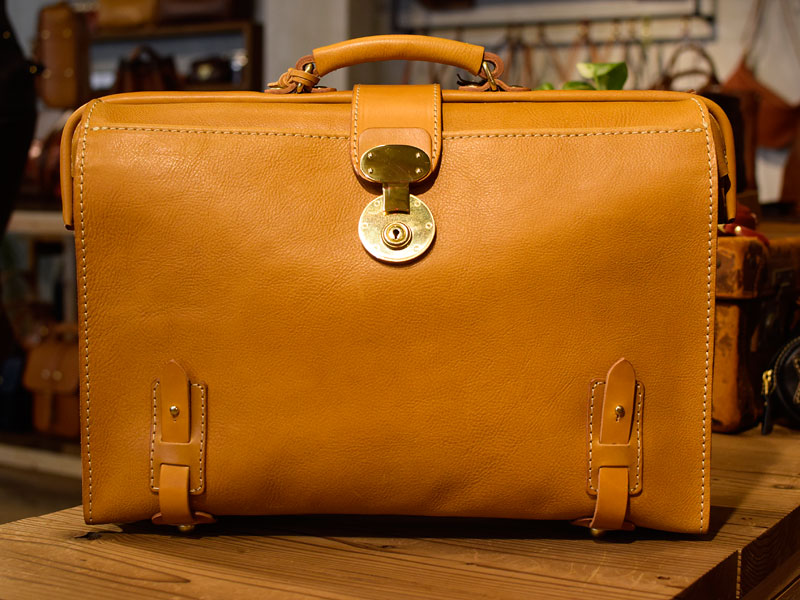 こちらが定番外、NEZのダレスバッグ