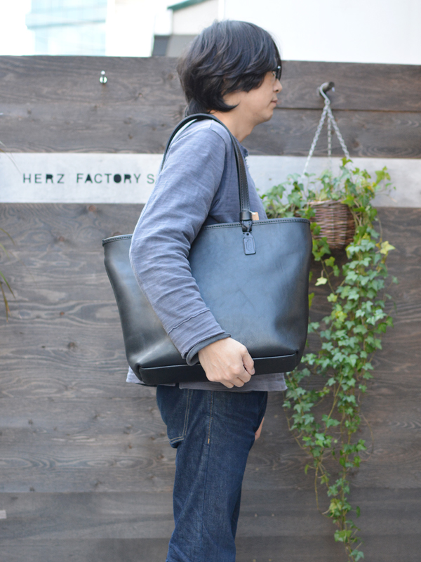 シンプルファスナートートバッグ 作り手:佐藤 着用