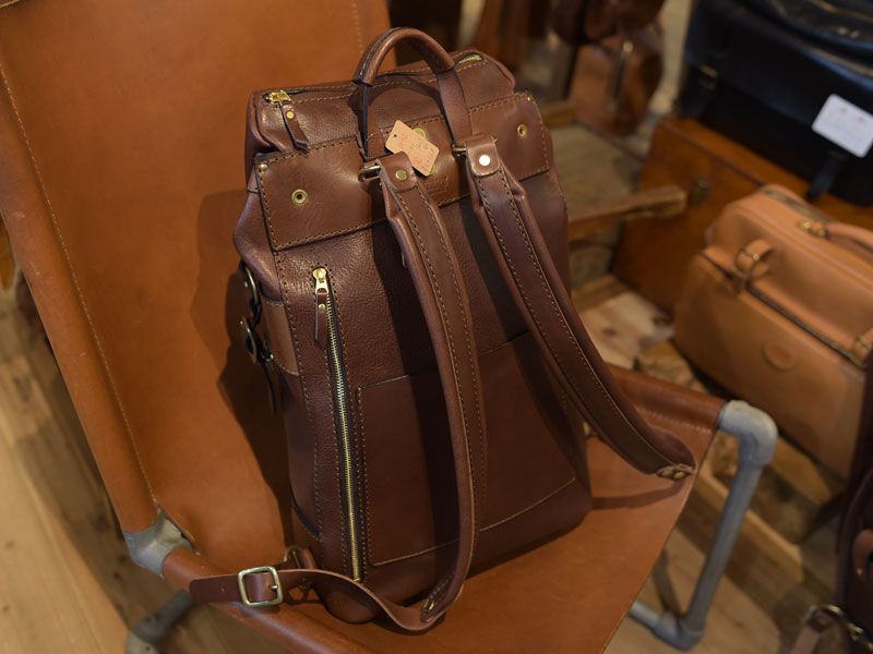 マウンテンリュック 後面ポケット