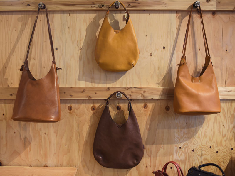 まずはショルダーバッグ!