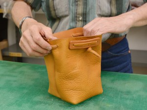 マルチケース企画 巾着革袋オープン