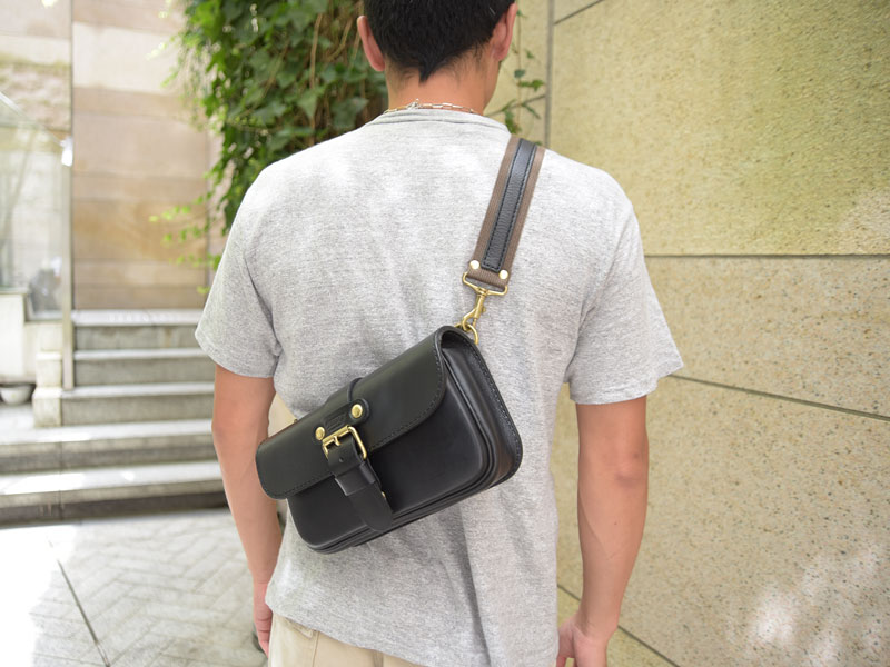 一本ベルトのクラシックボディバッグ(F-4) 着用