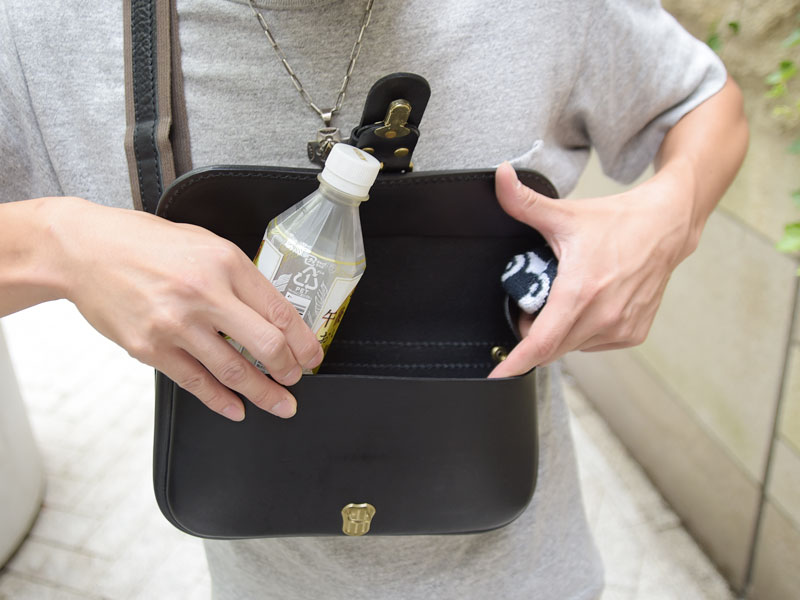 一本ベルトのクラシックボディバッグ(F-4) 収納2