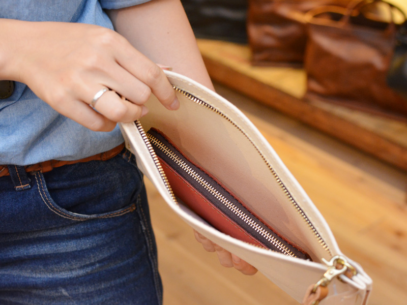 キナリ×キャメル クラッチバッグ