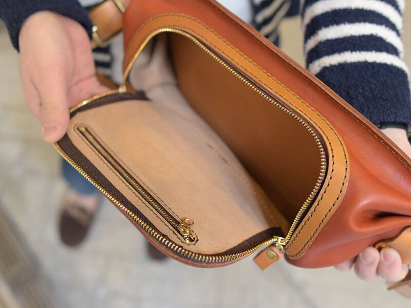 レンガ色シリーズのボディバッグ オープン