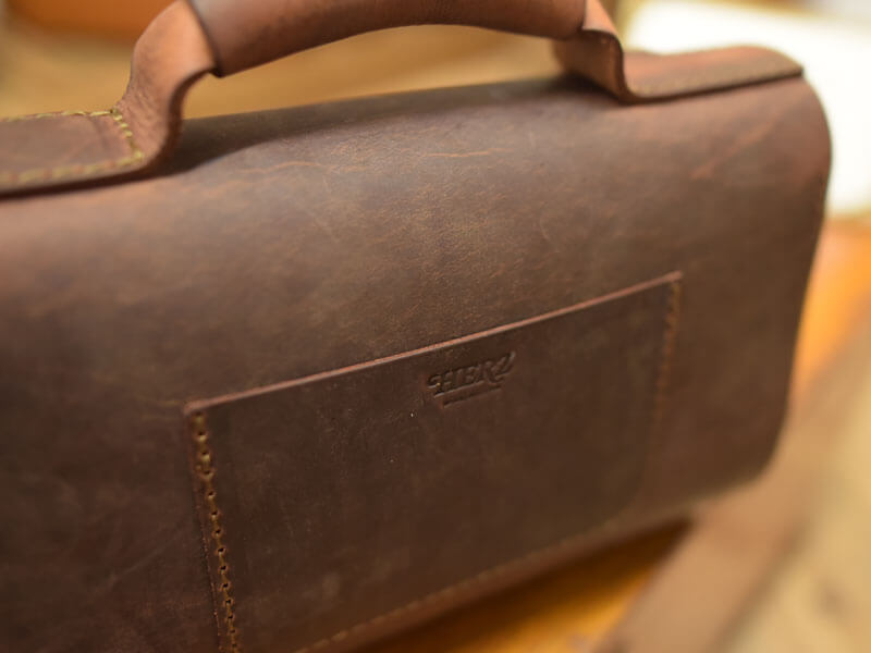 極厚革のダークブラウン鞄 後面