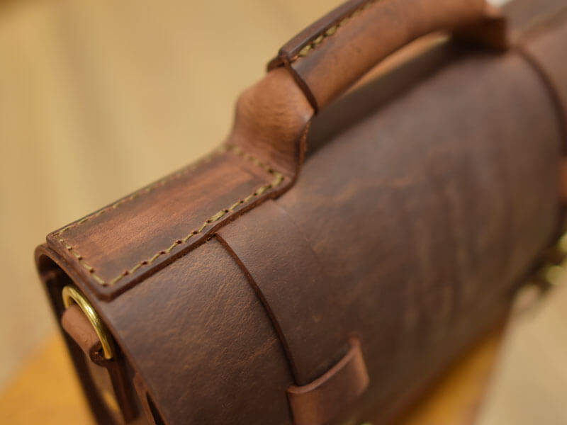 極厚革のダークブラウン鞄 取っ手