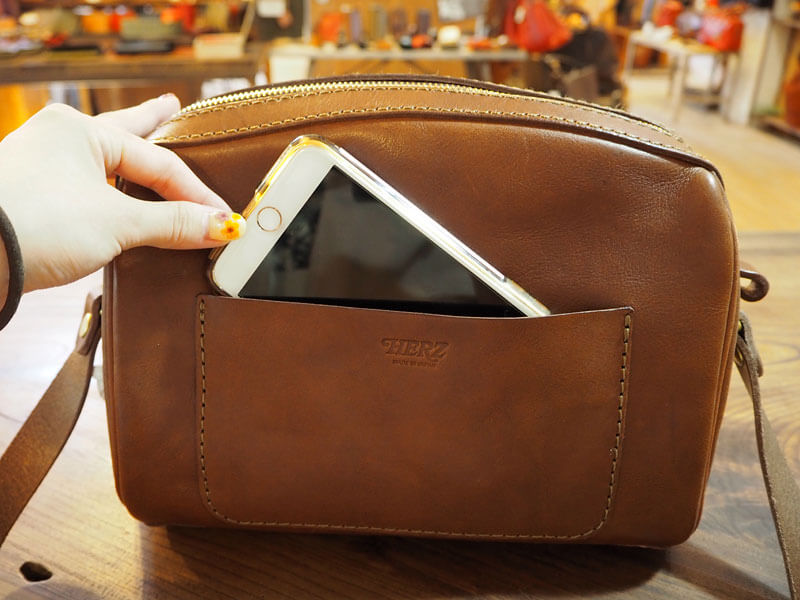 フェイズショルダーMサイズ 後面ポケット