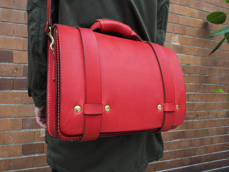 2本ベルト総かぶせ・2wayビジネスバッグ(BC-14) 斜め掛けアップ