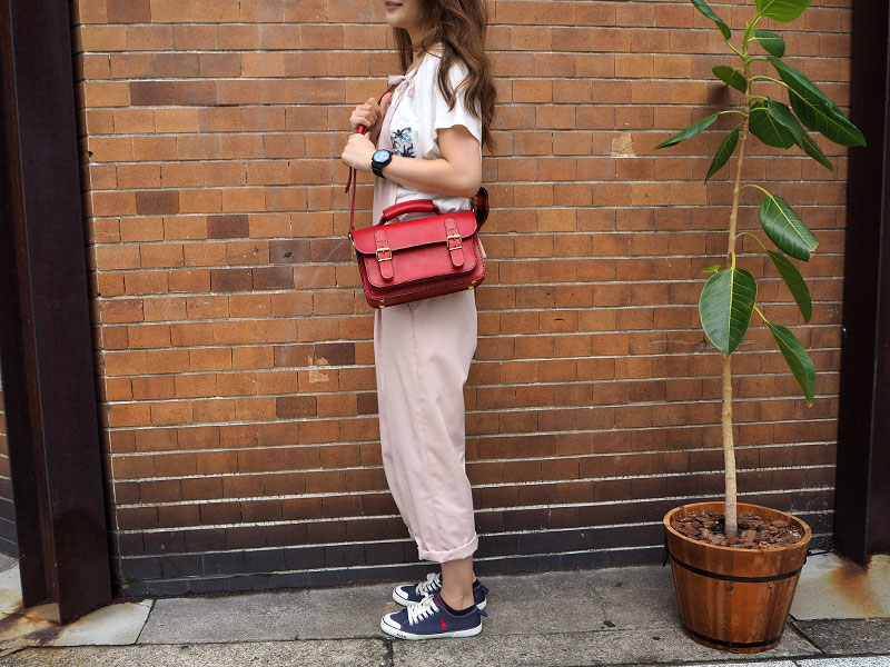 二本ベルトの2wayミニバッグ(CW-67) レッド着用