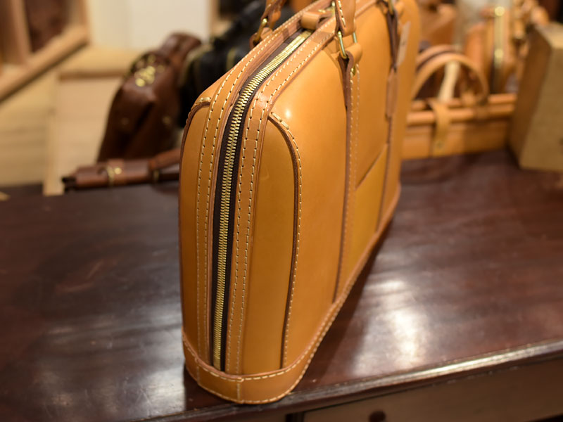 立体感のある二本手ビジネスバッグ 側面