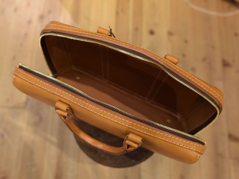 立体感のある二本手ビジネスバッグ オープン