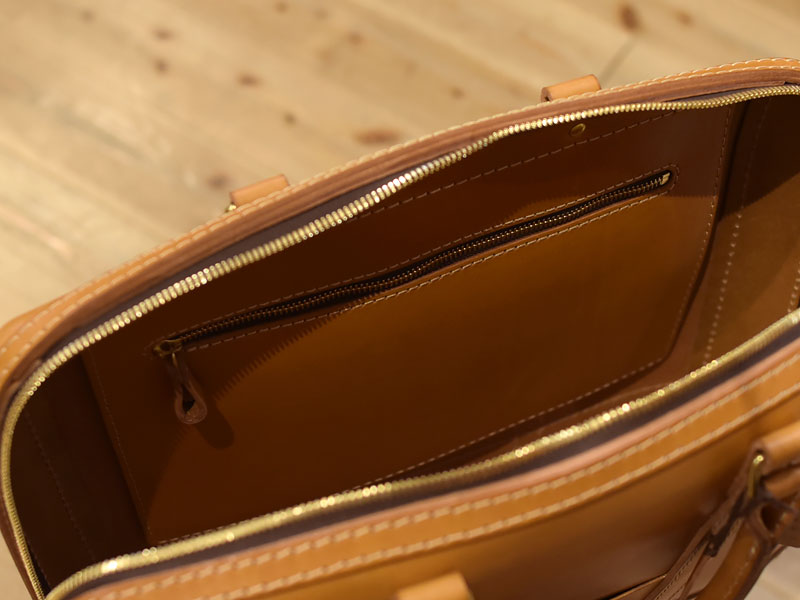 立体感のある二本手ビジネスバッグ 内ポケット