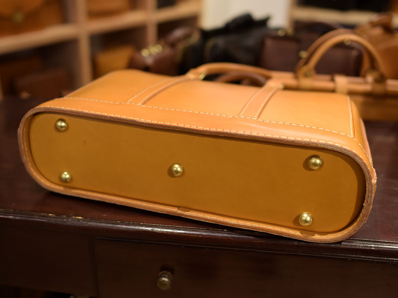 立体感のある二本手ビジネスバッグ 上げ底