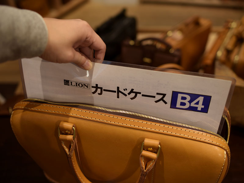 立体感のある二本手ビジネスバッグ B4サイズ