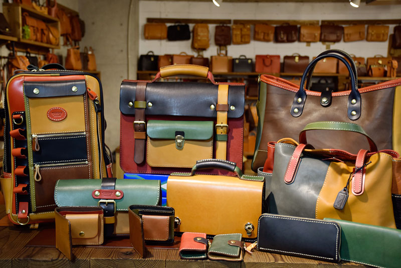 名古屋店にもスーパーカラーバッグ&小物登場