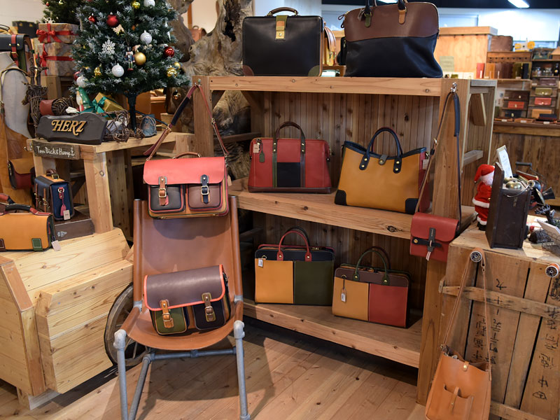 スーパーカラーバッグ&小物も継続販売中