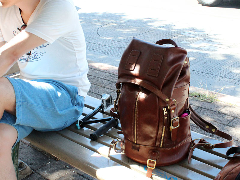 マウンテンリュック Mサイズ革色チョコ 自立