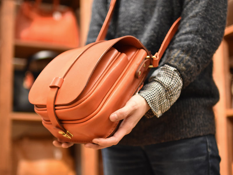 コガネショルダー 横からのフォルム