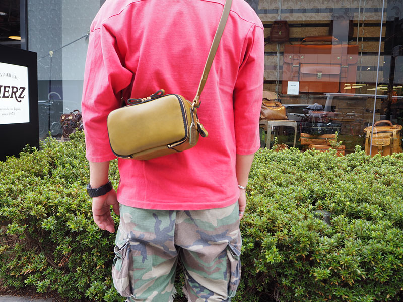 KNOCK-ONショルダー メンズ着用