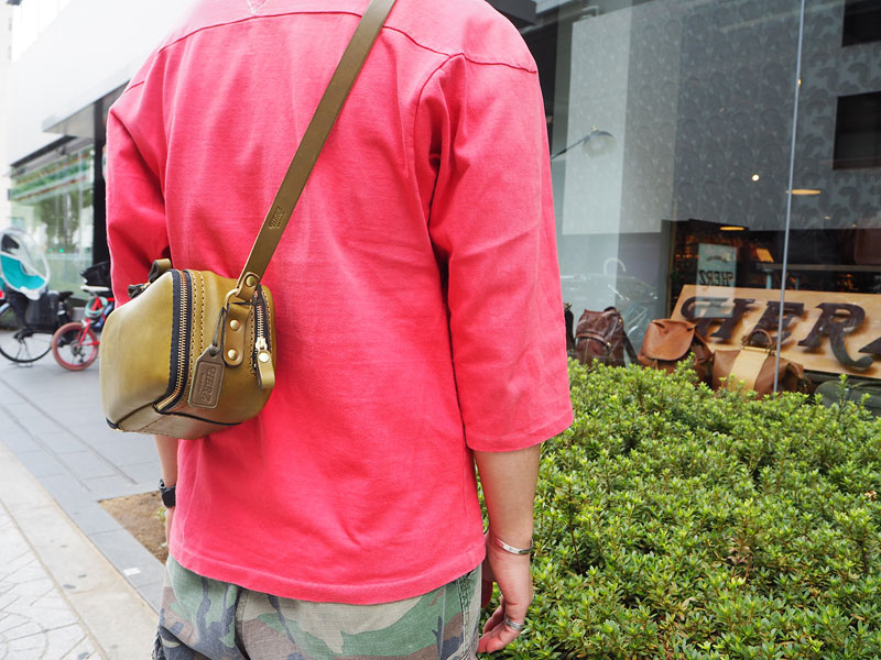 KNOCK-ONショルダー メンズ着用2