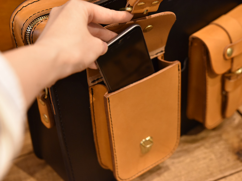 2wayビジネスバッグ(BW-110)ハロウィン仕様 前ポケットの様子