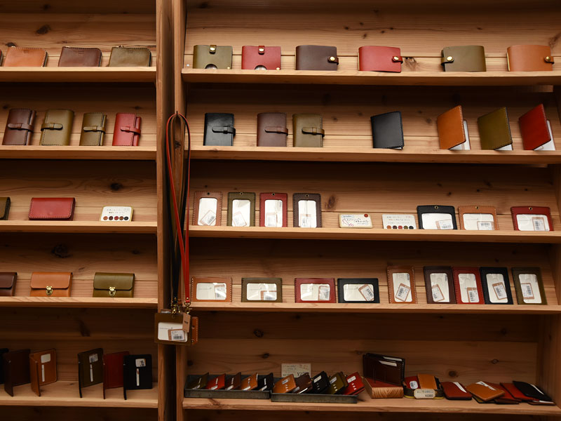 店舗の革小物展示2