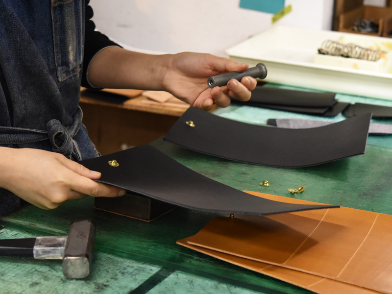 ホックボタンの受けを取り付ける様子