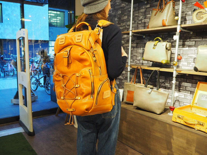 モストロリュック レディース着用