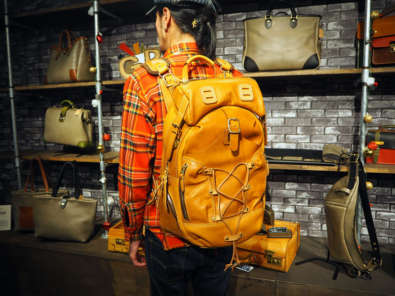 モストロリュック メンズ着用