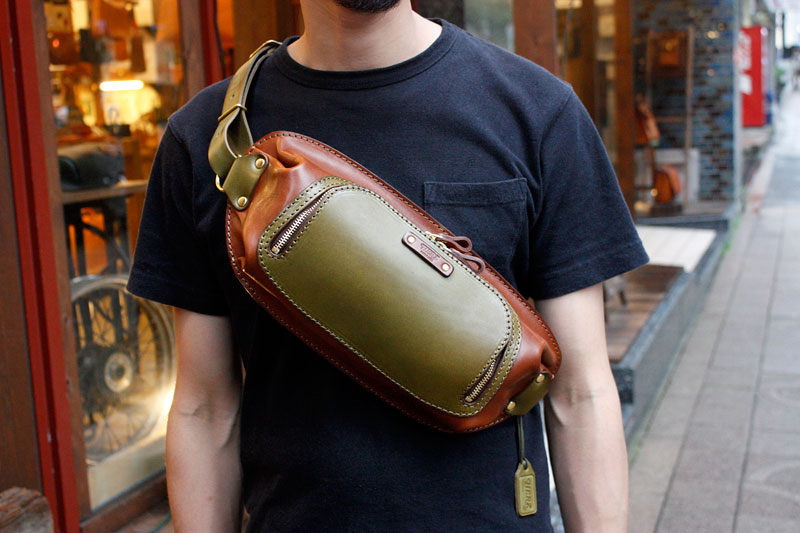 ラウンドファスナーのボディバッグ(F-7) 着用