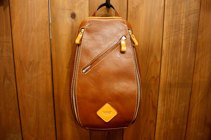 容量たっぷりのボディバッグ(F-3)