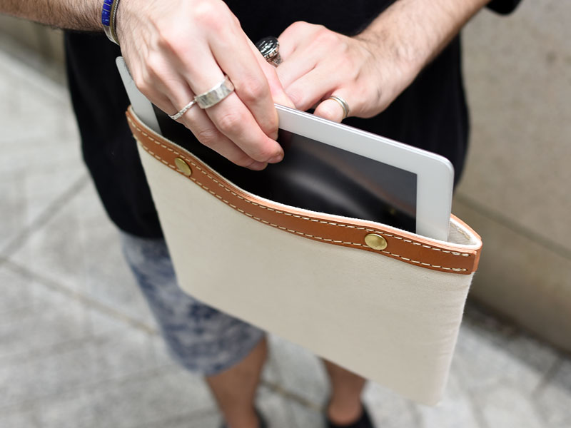 キャンバス仕様のタブレットケース(ND-PAD) 取り出し